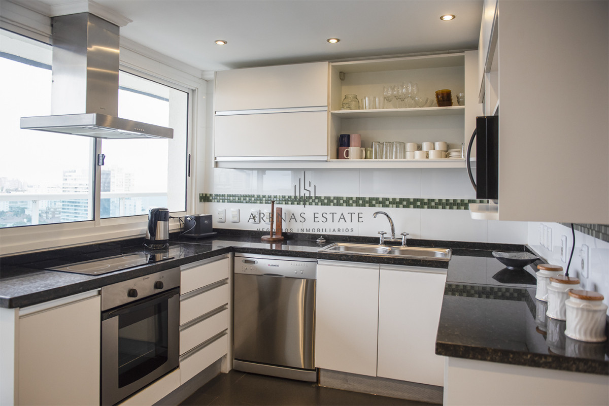 Apartamento ID.3530 - Apartamento en venta  3 dormitorios en Playa Mansa, Punta del Este.