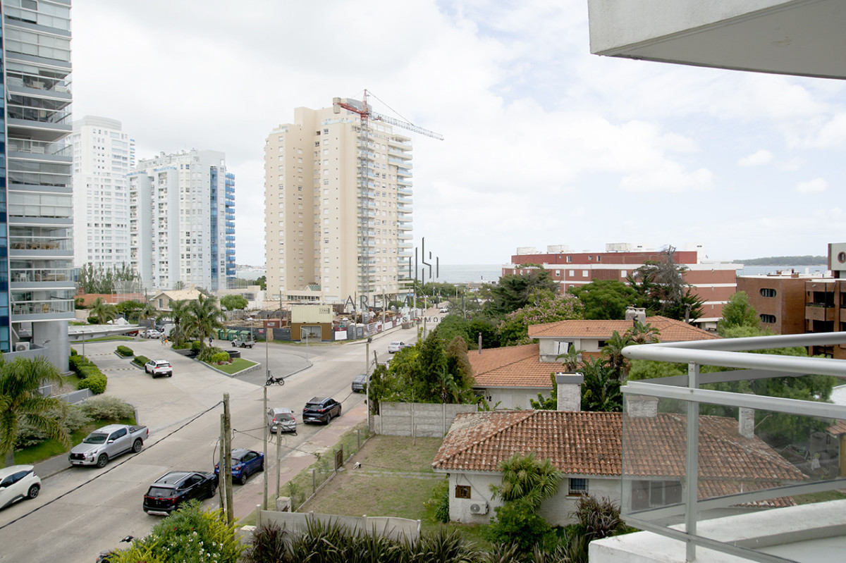Apartamento ID.4370 - Apartamento de 3 Dormitorios en Playa Mansa en venta  - A Pasos del Mar