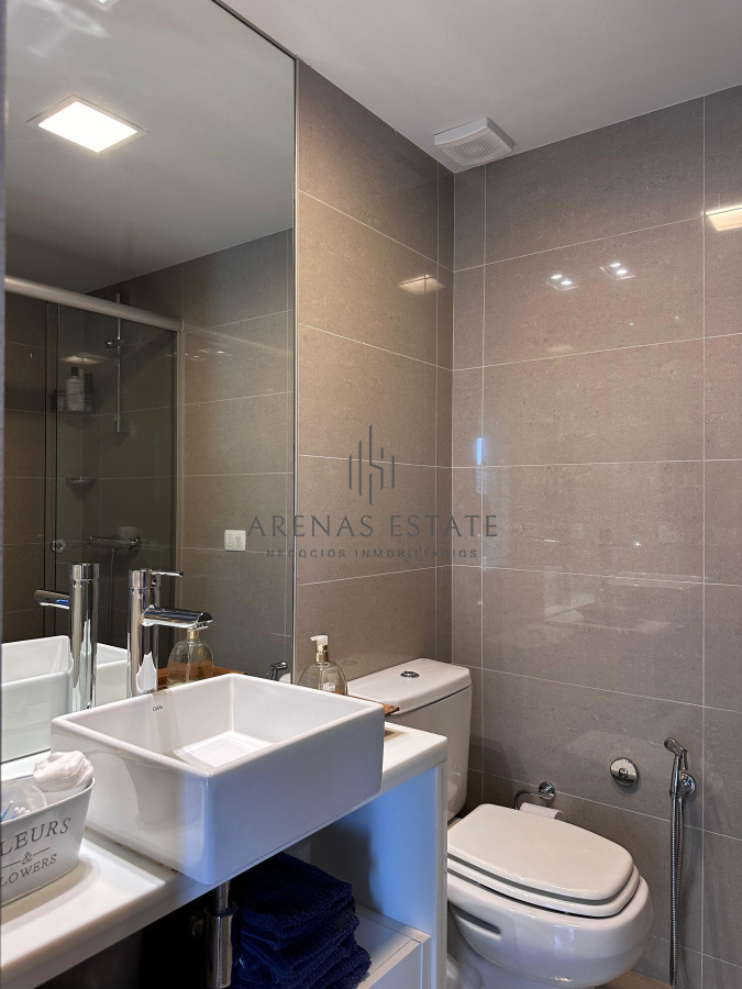 Apartamento ID.3283 - Vende departamento de 2 dormitorios finamente decorado en Torre Onix, Punta del Este