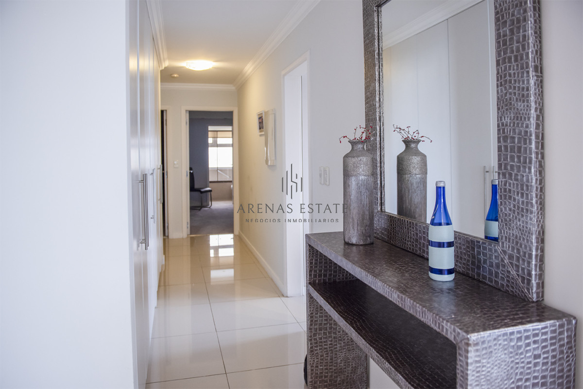 Apartamento ID.3530 - Apartamento en venta  3 dormitorios en Playa Mansa, Punta del Este.