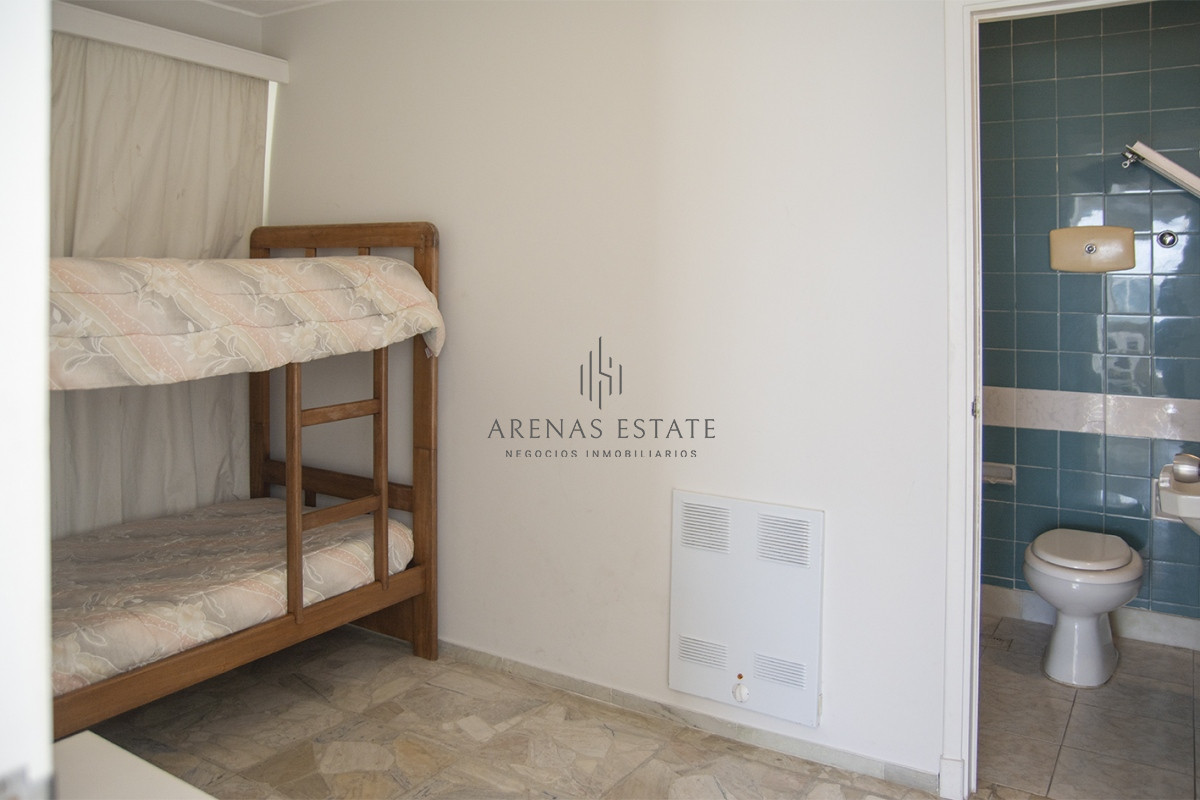 Apartamento ID.2056 - Se vende Hermoso Penthouse frente al mar de 3 dormitorios con barbacoa, Playa Mansa, Punta del Este