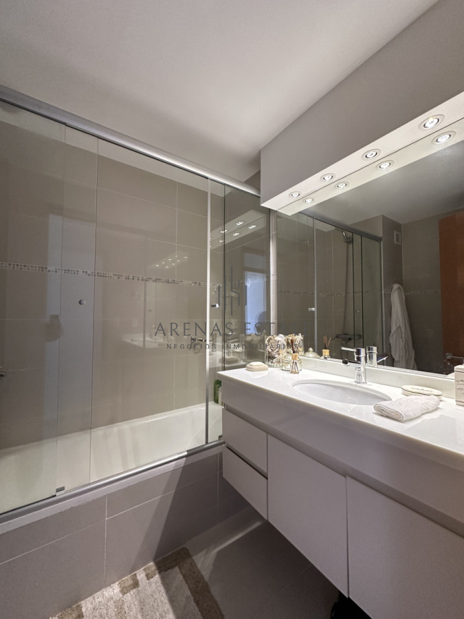Apartamento ID.3489 - Vende Apartamento de 3 dormitorios en Sunrise Tower, Punta del Este 