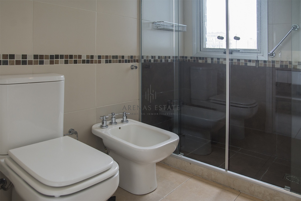 Apartamento ID.2653 - Vende apartamento de 3 dormitorios + dependencia , en brava , Punta del Este 