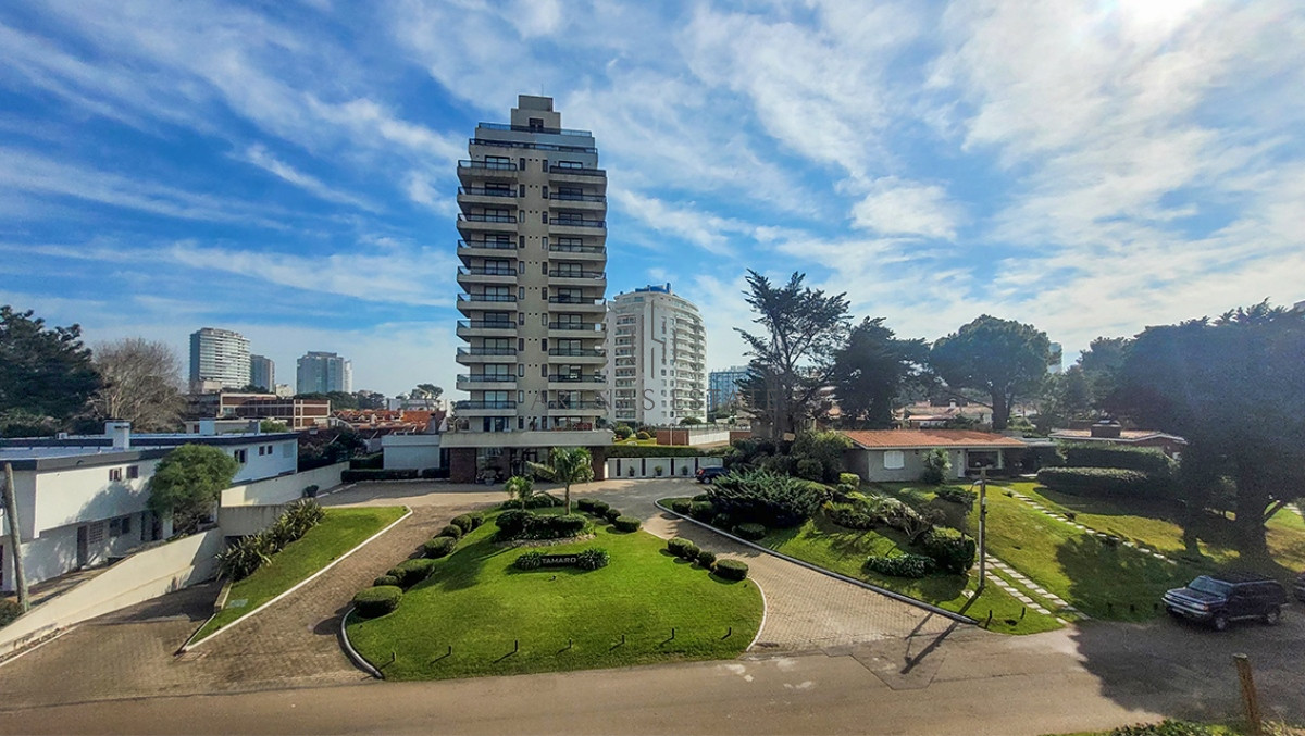 Apartamento ID.3565 - Apartamento de 2 dormitorios en venta en Punta del Este, Edif. Chronos