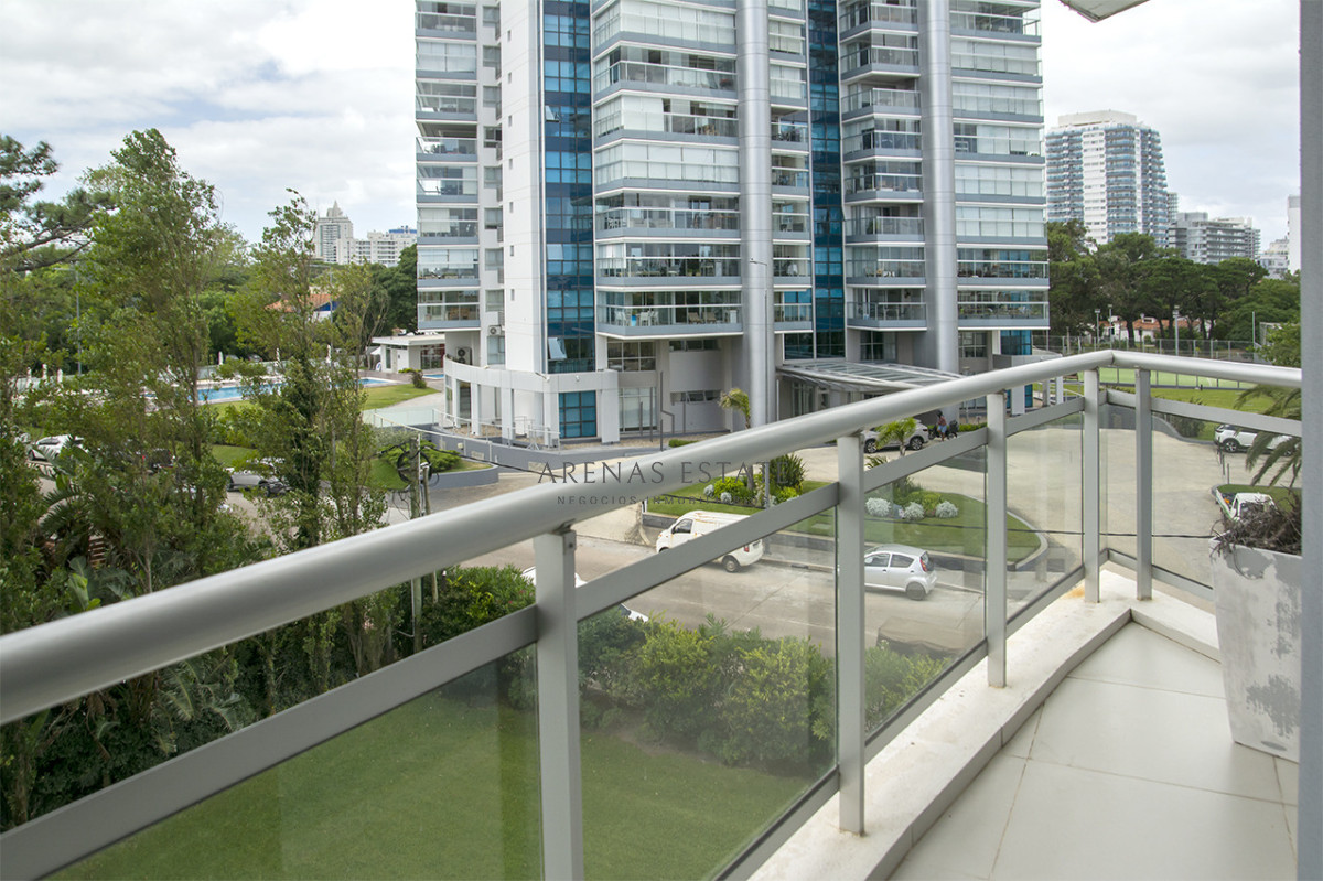 Apartamento ID.4370 - Apartamento de 3 Dormitorios en Playa Mansa en venta  - A Pasos del Mar