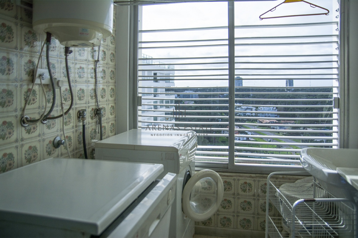 Apartamento ID.2056 - Se vende Hermoso Penthouse frente al mar de 3 dormitorios con barbacoa, Playa Mansa, Punta del Este