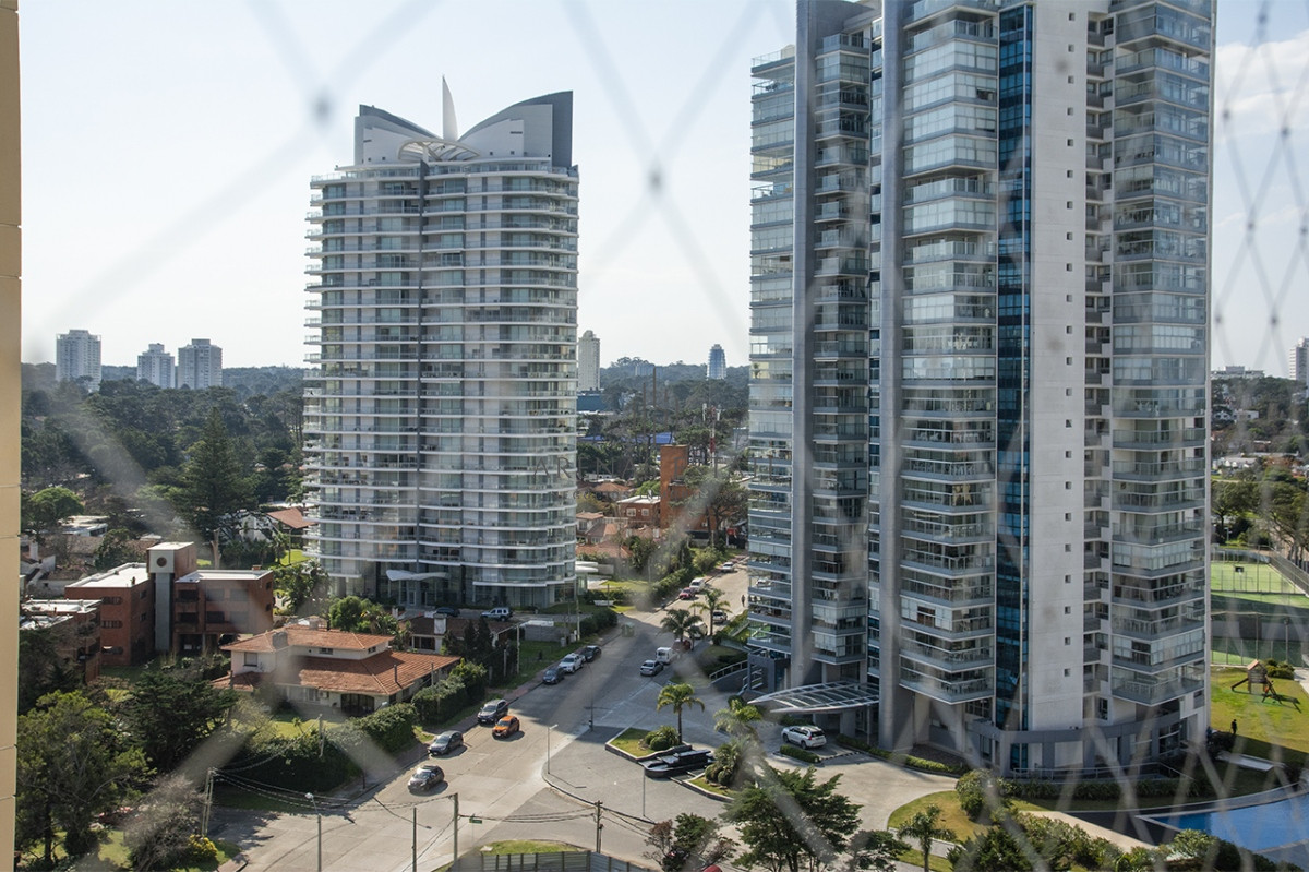 Apartamento ID.2051 - Departamento de 3 dormitorios en venta frente a Playa Mansa, Coral Tower