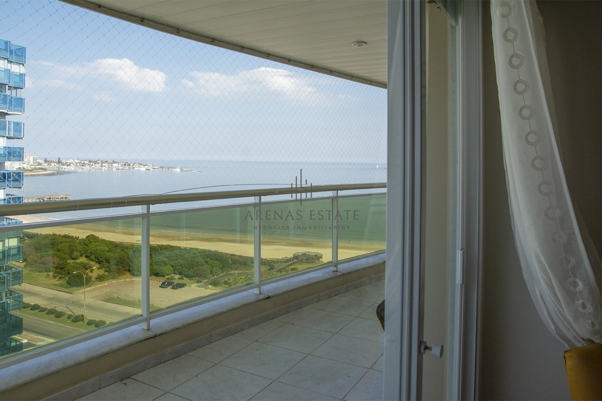 Apartamento ID.2051 - Departamento de 3 dormitorios en venta frente a Playa Mansa, Coral Tower