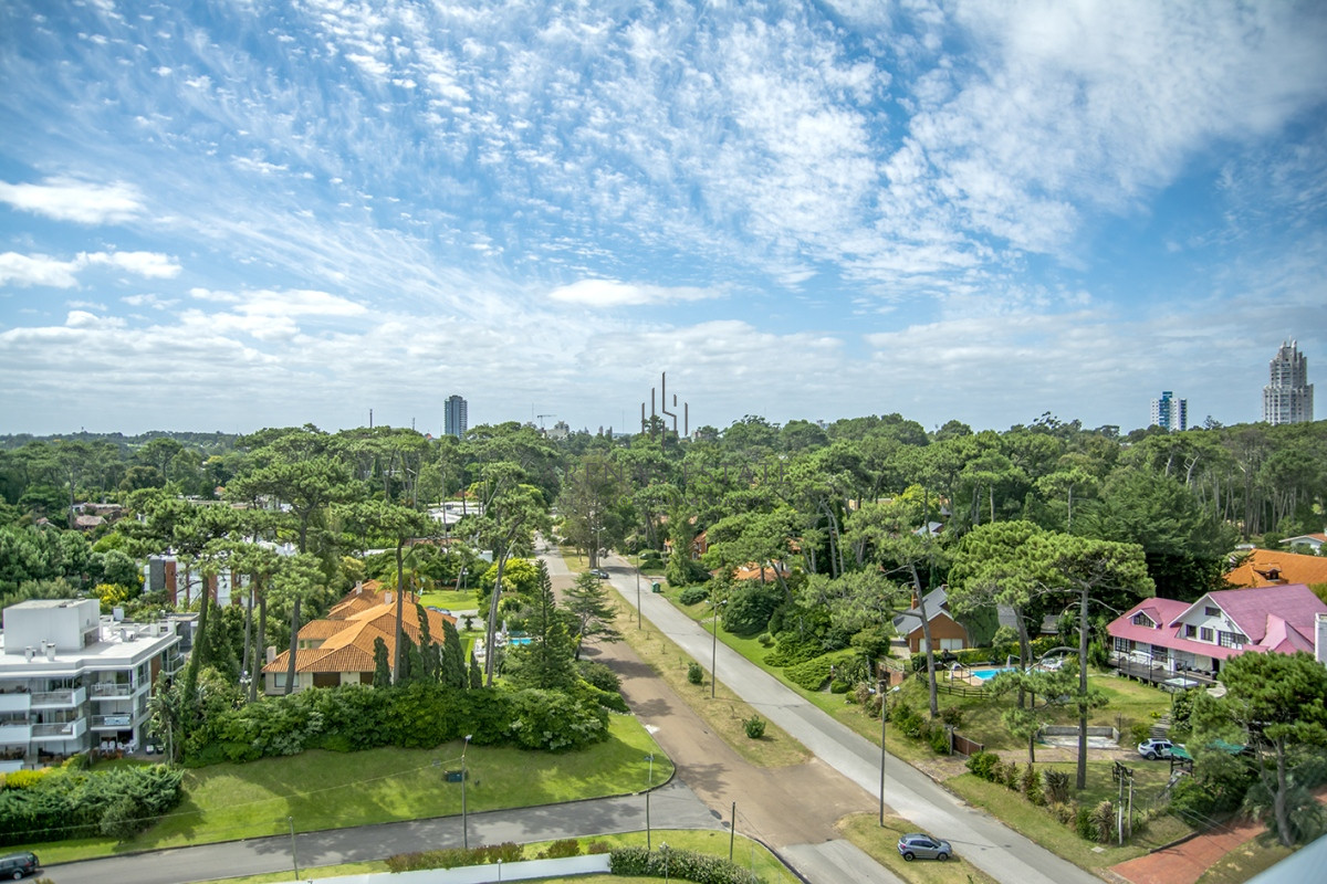 Apartamento ID.2272 - Vende apartamento de 4 dormitorios con 2 cocheras en Lincon Center, Playa Mansa, Punta del Este 