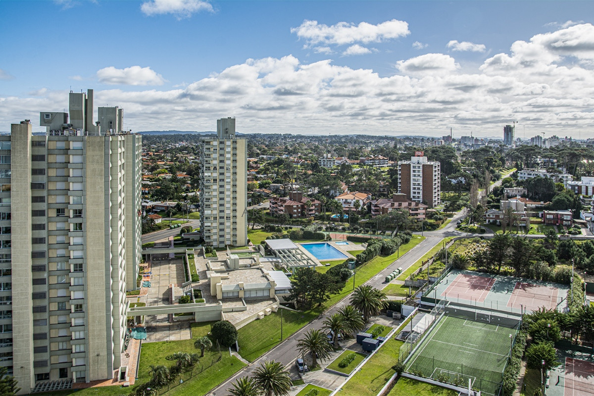 Apartamento ID.2056 - Se vende Hermoso Penthouse frente al mar de 3 dormitorios con barbacoa, Playa Mansa, Punta del Este