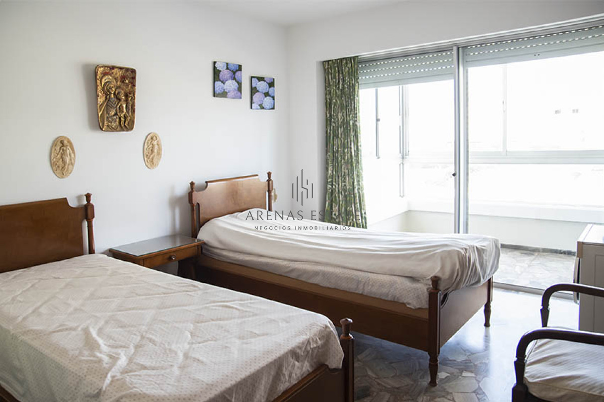 Apartamento ID.2066 - Departamento en primera línea de playa Mansa, con hermosa vista.