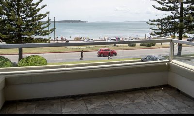 Departamento en primera línea de playa Mansa, con hermosa vista.