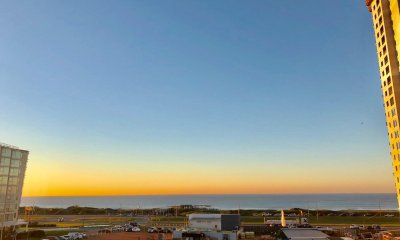 Apartamento de 3 dormitorios con parrillero en venta a pasos del mar.