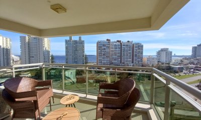 Torre de jerarquía en complejo frente a Playa Brava, departamento de 2 dormitorios en venta.
