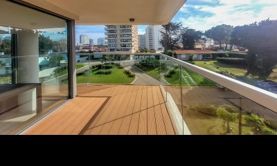 Apartamento de 2 dormitorios en venta en Punta del Este, Edif. Chronos