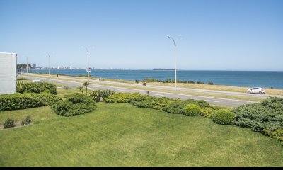 Apartamento en venta frente al mar, de 3 dormitorios en Punta del Este