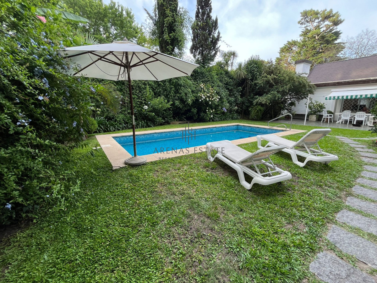 Casa ID.3951 - Hermosa Casa en venta de 4 dormitorios en Cantegril, Punta del este. 