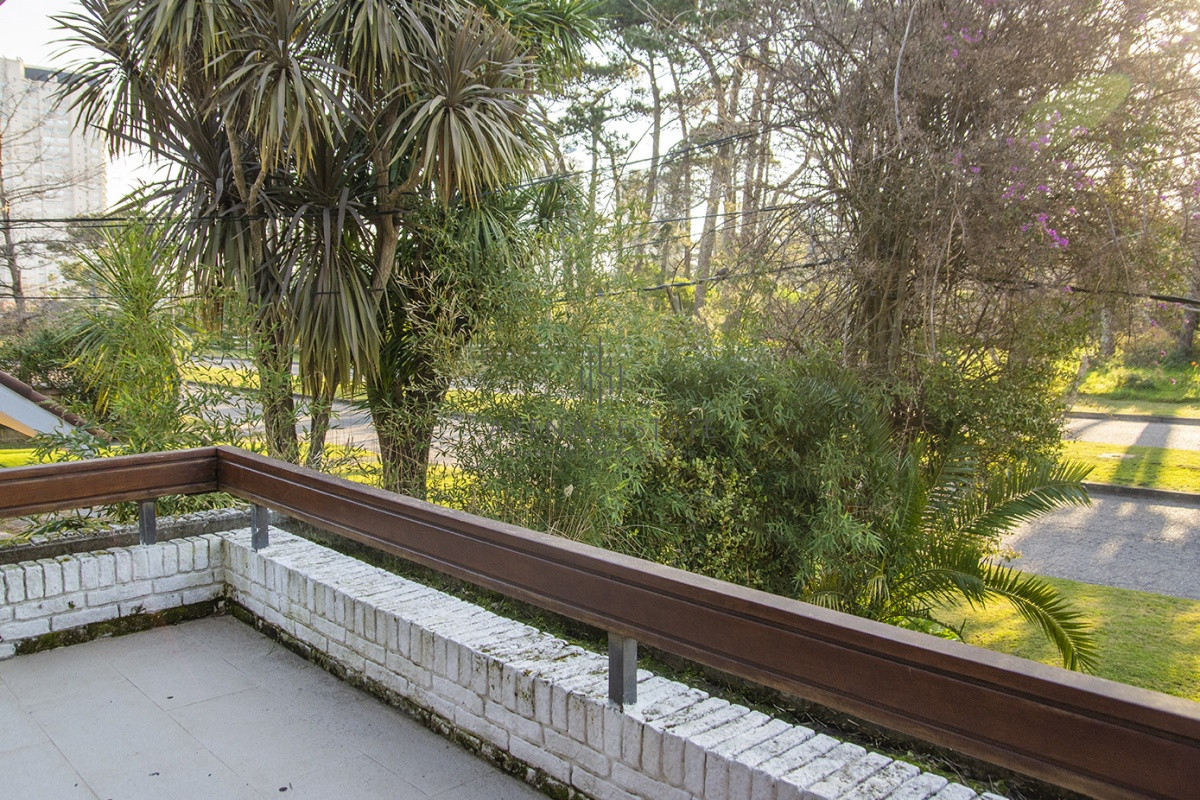 Casa ID.2973 - Casa a la venta en playa mansa Punta Del Este, gran tamaño ubicada en zona privilegiada.