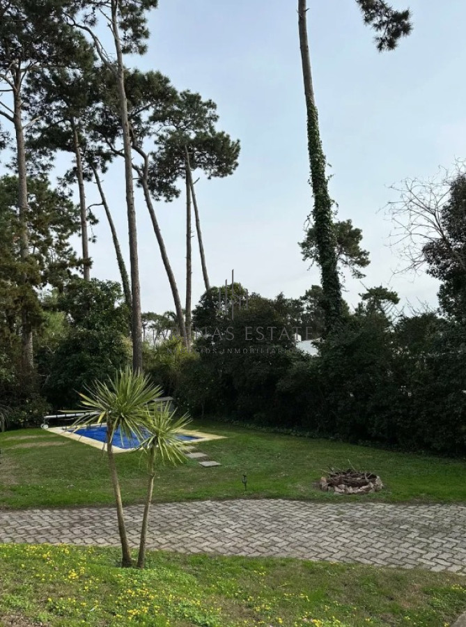 Casa ID.3964 - Vende espectacular casa en Lugano de 3 dormitorios, con piscina y parrillero.