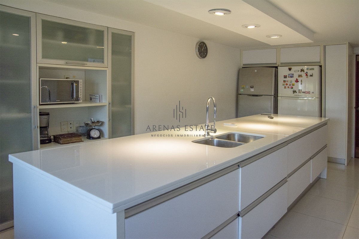 Casa ID.2973 - Casa a la venta en playa mansa Punta Del Este, gran tamaño ubicada en zona privilegiada.