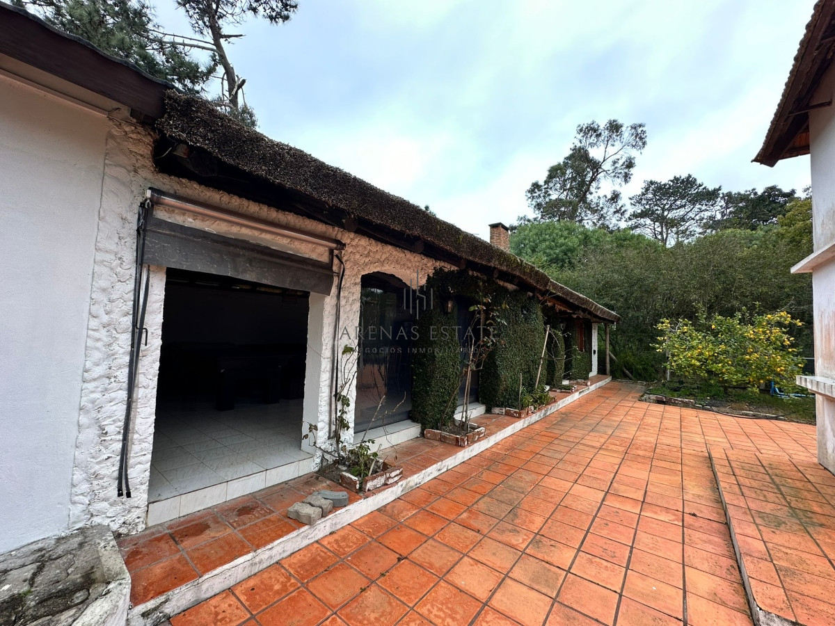 Casa ID.2954 - Vende casa de 4 dormitorios con piscina y gran parque en Golf, Punta del Este