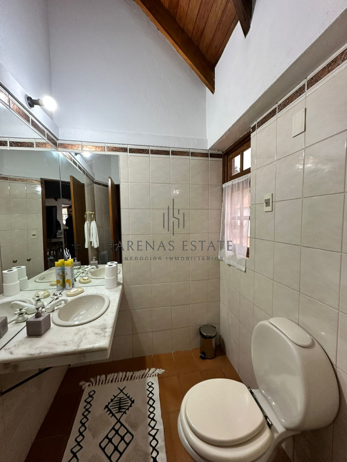 Casa ID.2954 - Vende casa de 4 dormitorios con piscina y gran parque en Golf, Punta del Este