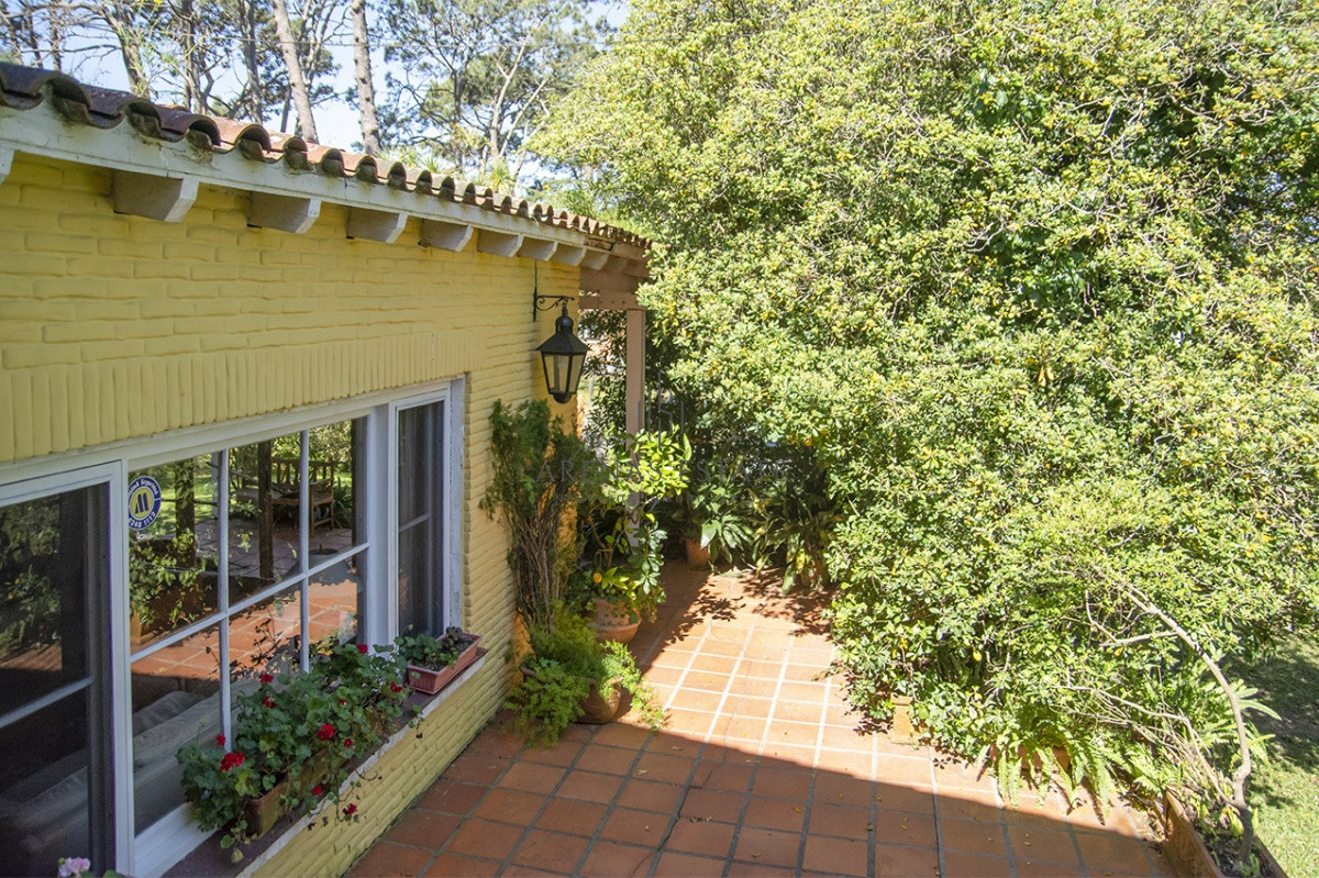 Casa ID.2421 - VENDE CASA DE 3 DORMITORIOS EN PLAYA MANSA, CON AMPLIO TERRENO EN PUNTA DEL ESTE