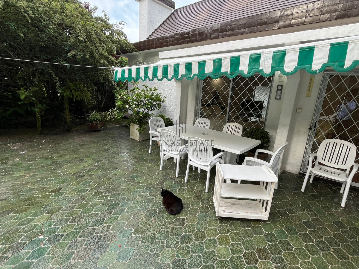 Casa ID.3951 - Hermosa Casa en venta de 4 dormitorios en Cantegril, Punta del este. 