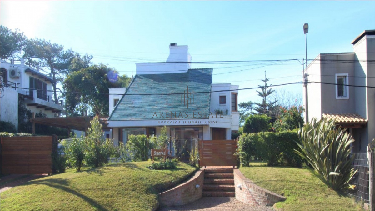 Casa ID.2429 - Casa en venta en playa Brava a solo 100 mts del mar. 4 dormitorios + dep.