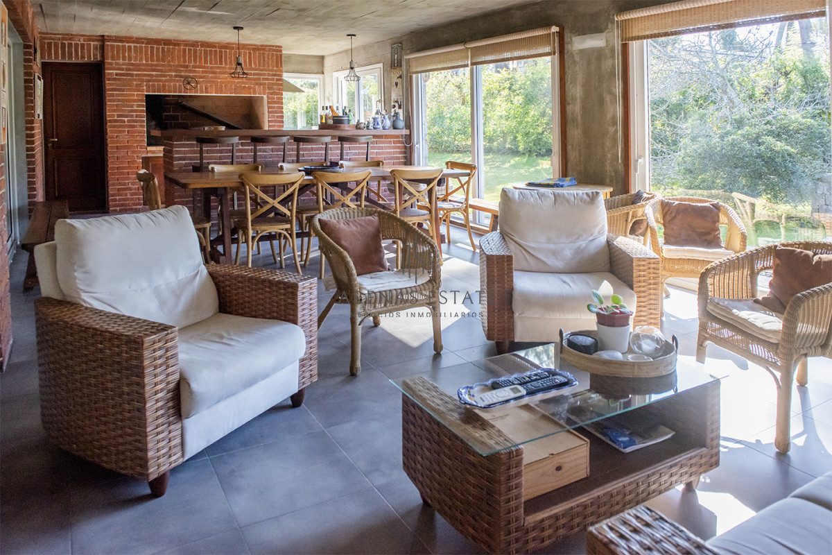 Casa ID.3957 - Vende casa en Playa Mansa, Punta del Este