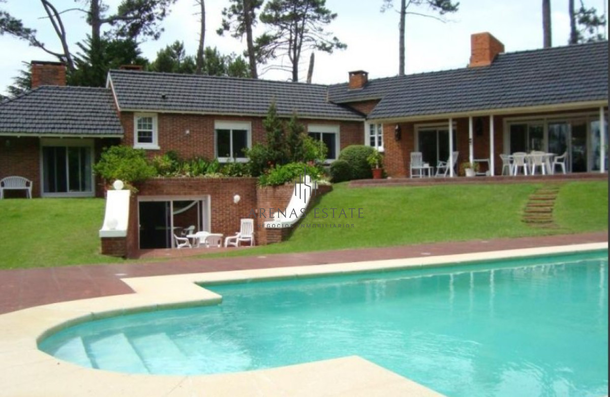 Casa ID.2865 - Hermosa casa en venta de 5 dormitorios.