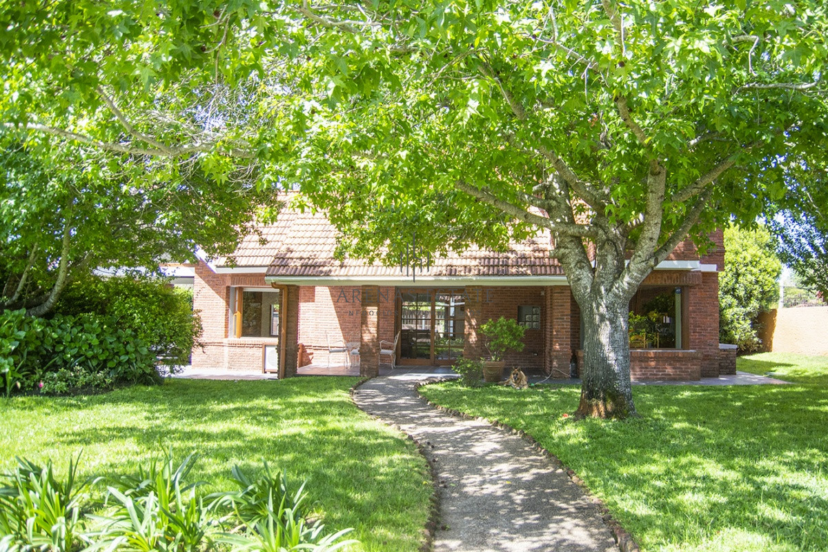 Casa ID.2838 - Venta Hermosa casa de 3 dormitorios en Jardines de Córdoba, Punta del Este con pileta y barbacoa