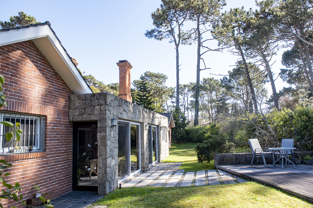 Casa ID.3957 - Vende casa en Playa Mansa, Punta del Este