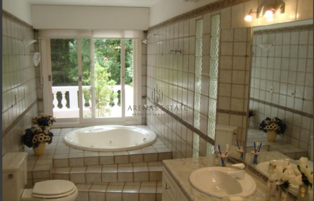 Casa ID.2865 - Hermosa casa en venta de 5 dormitorios.