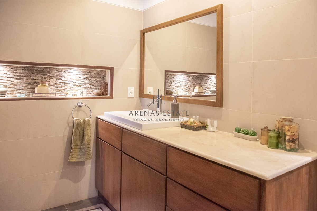 Casa ID.3957 - Vende casa en Playa Mansa, Punta del Este
