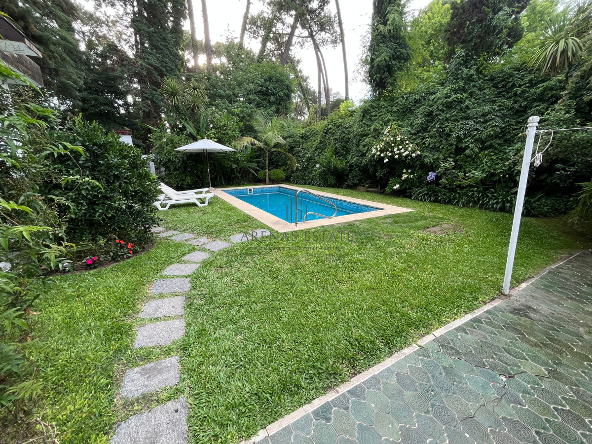 Casa ID.3951 - Hermosa Casa en venta de 4 dormitorios en Cantegril, Punta del este. 