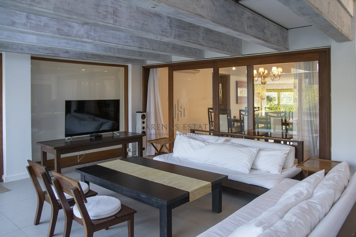 Casa ID.2973 - Casa a la venta en playa mansa Punta Del Este, gran tamaño ubicada en zona privilegiada.