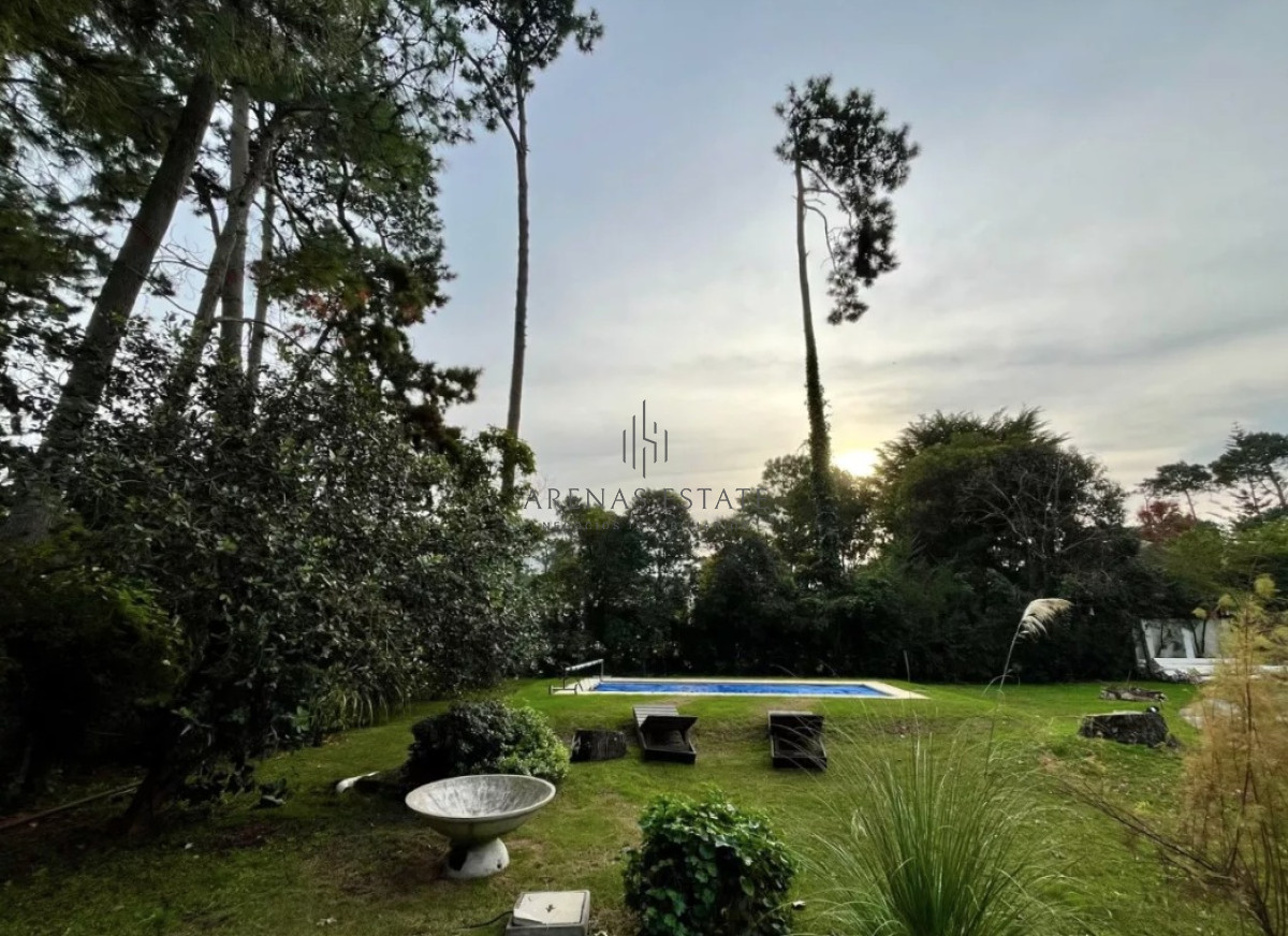 Casa ID.3964 - Vende espectacular casa en Lugano de 3 dormitorios, con piscina y parrillero.