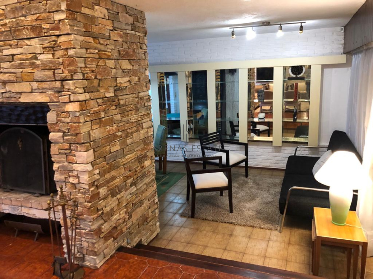 Casa ID.2871 - Muy buena propiedad en venta, 5 dormitorios en barrio Cantegril, Punta del Este 