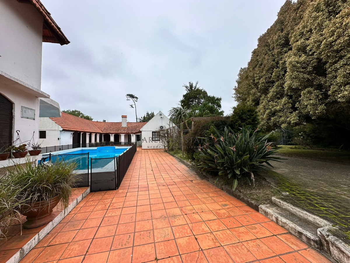 Casa ID.2954 - Vende casa de 4 dormitorios con piscina y gran parque en Golf, Punta del Este