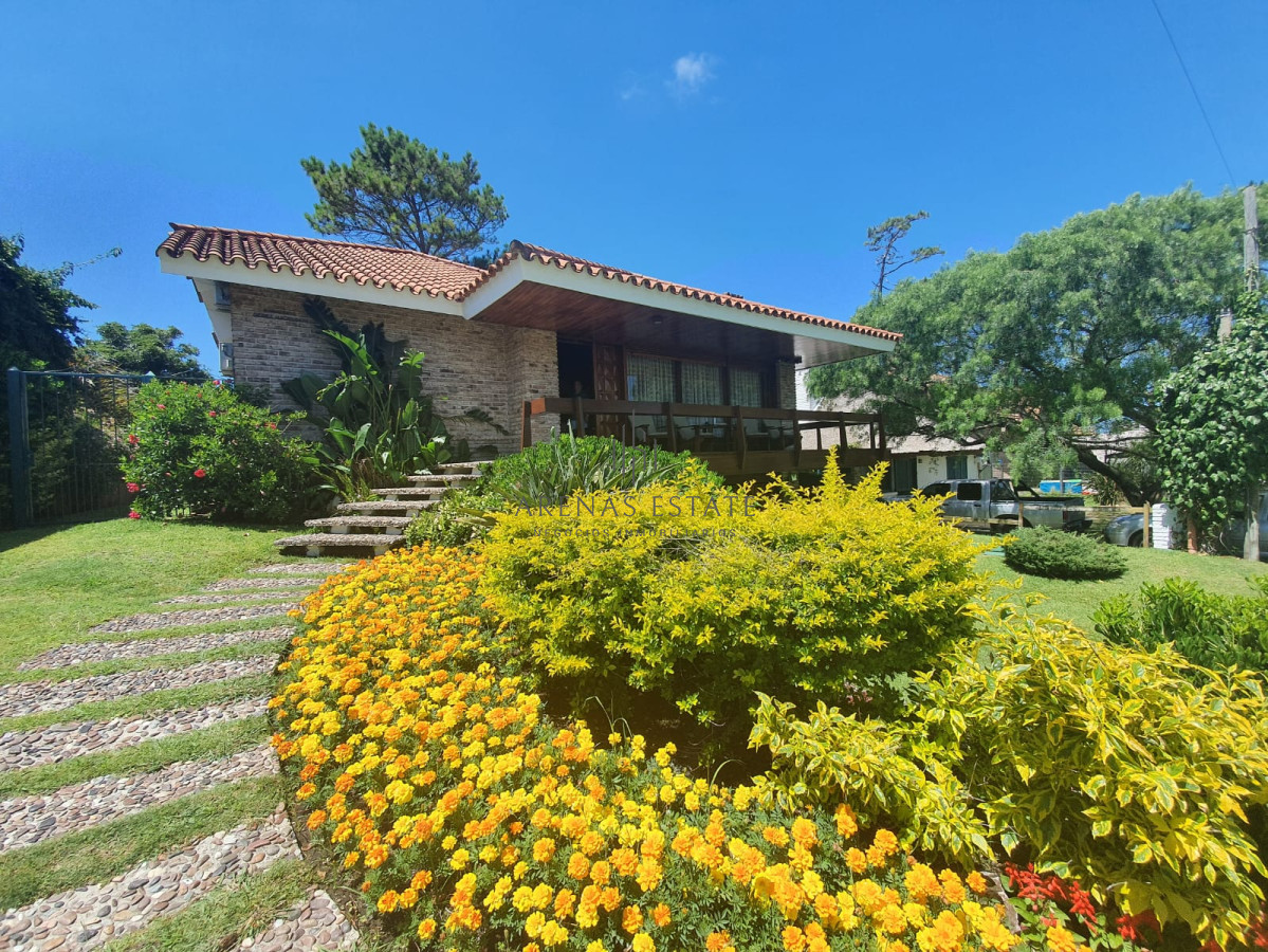 Casa ID.2418 - Hermosa casa en venta a pocos metros del mar.