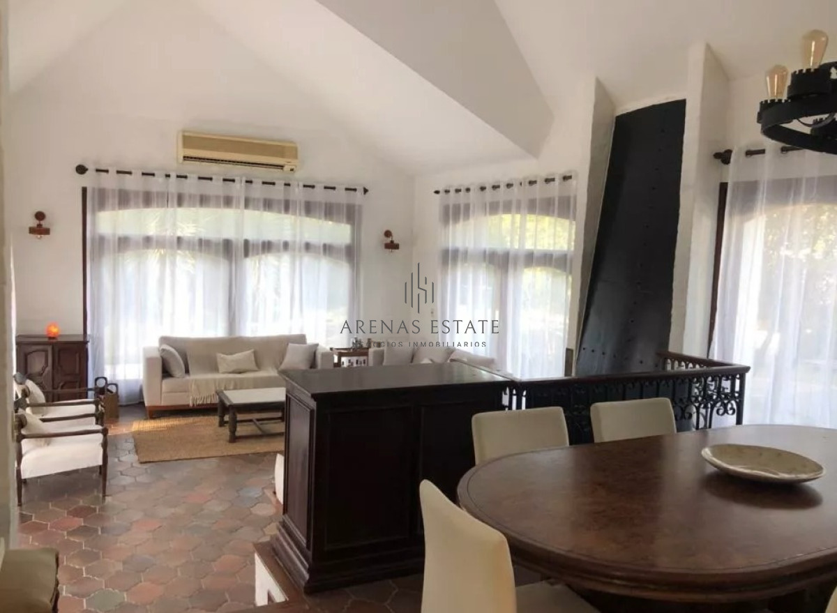 Casa ID.3964 - Vende espectacular casa en Lugano de 3 dormitorios, con piscina y parrillero.