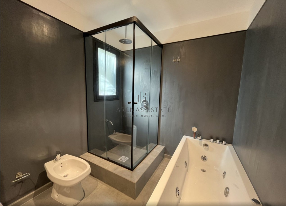 Casa ID.2909 - Vende casa en espectacular estado, Punta del Este 