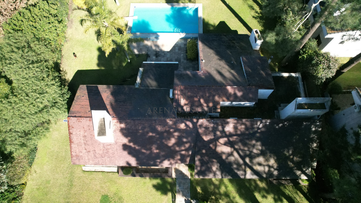 Casa ID.2871 - Muy buena propiedad en venta, 5 dormitorios en barrio Cantegril, Punta del Este 