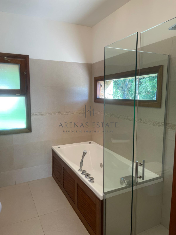 Casa ID.4007 - Vende impresionante casa en Punta Ballena de 2 dormitorios.