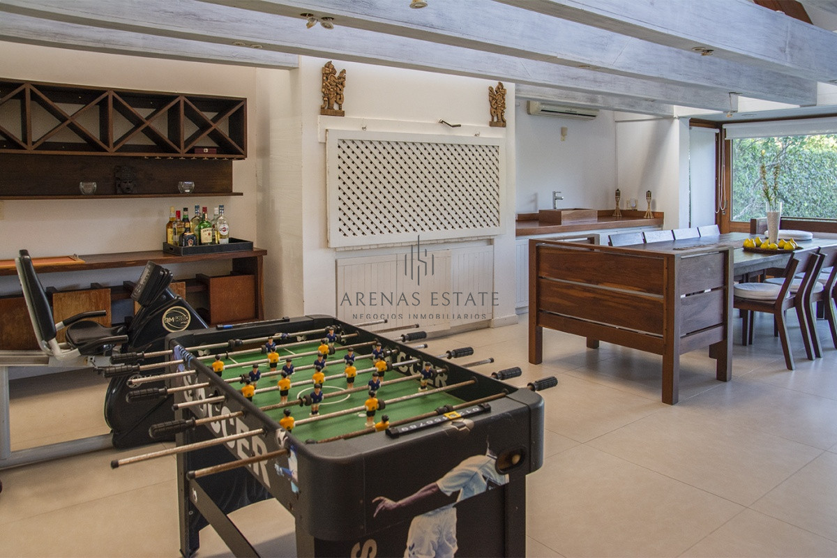 Casa ID.2973 - Casa a la venta en playa mansa Punta Del Este, gran tamaño ubicada en zona privilegiada.