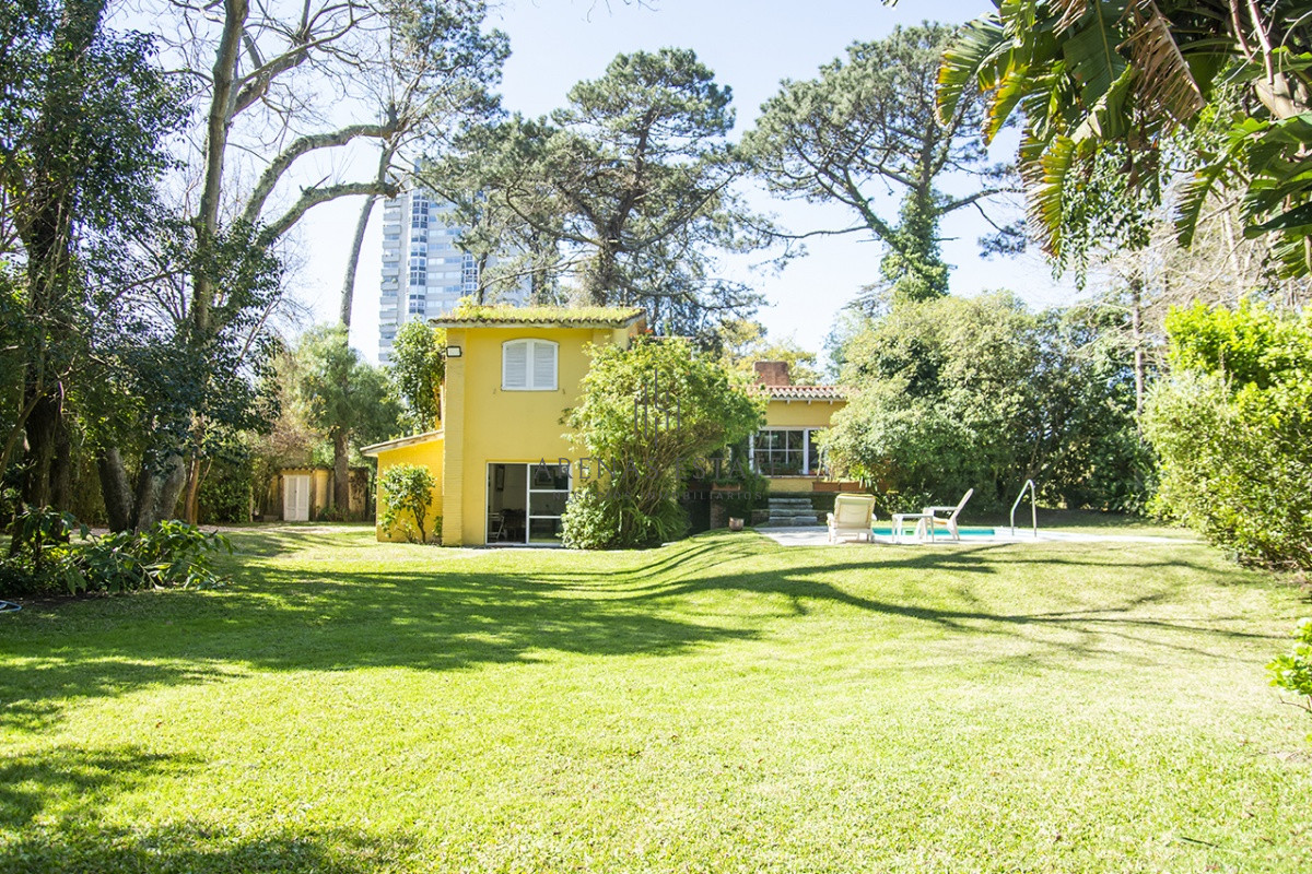 Casa ID.2421 - VENDE CASA DE 3 DORMITORIOS EN PLAYA MANSA, CON AMPLIO TERRENO EN PUNTA DEL ESTE