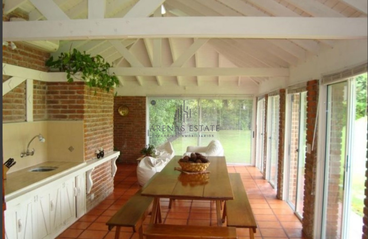 Casa ID.2865 - Hermosa casa en venta de 5 dormitorios.