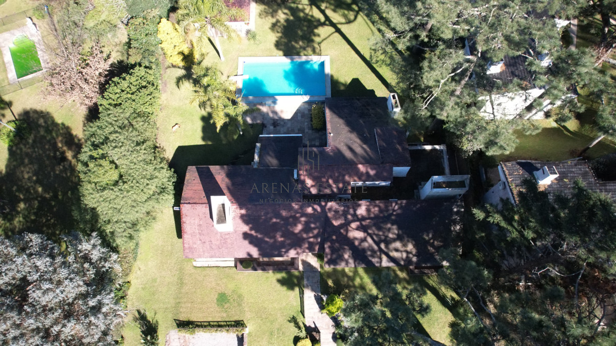 Casa ID.2871 - Muy buena propiedad en venta, 5 dormitorios en barrio Cantegril, Punta del Este 