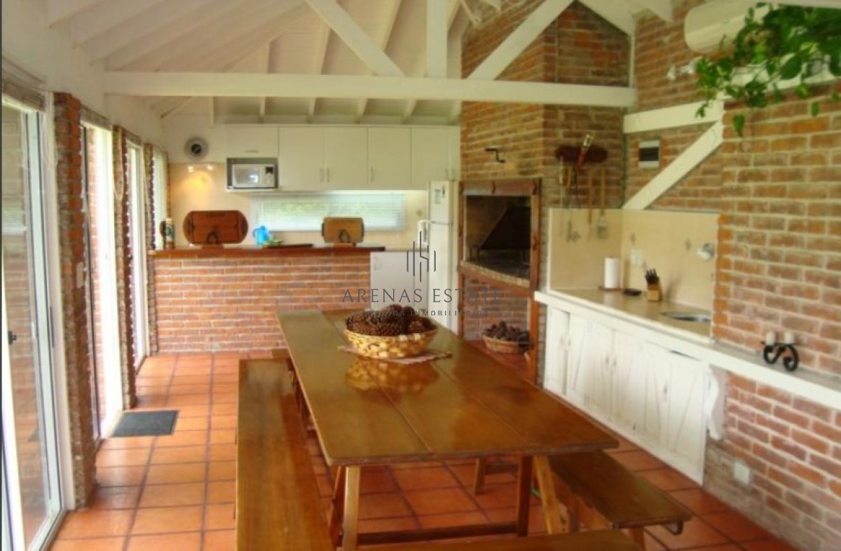 Casa ID.2865 - Hermosa casa en venta de 5 dormitorios.
